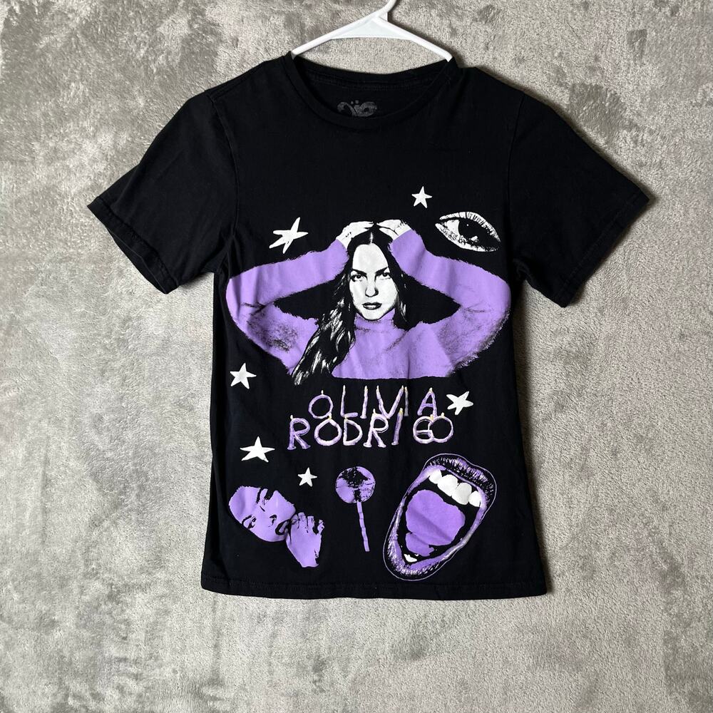 Olivia Rodrigo Graphic T-Shirt Purple Black Pop Star Concert Band Tee‎ Size XS
